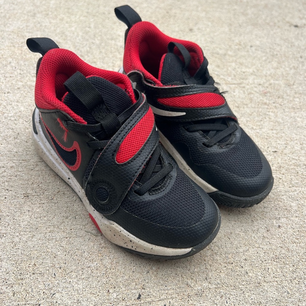 Nike Kids Black & Red Hook-and-Loop Athletic Sneakers